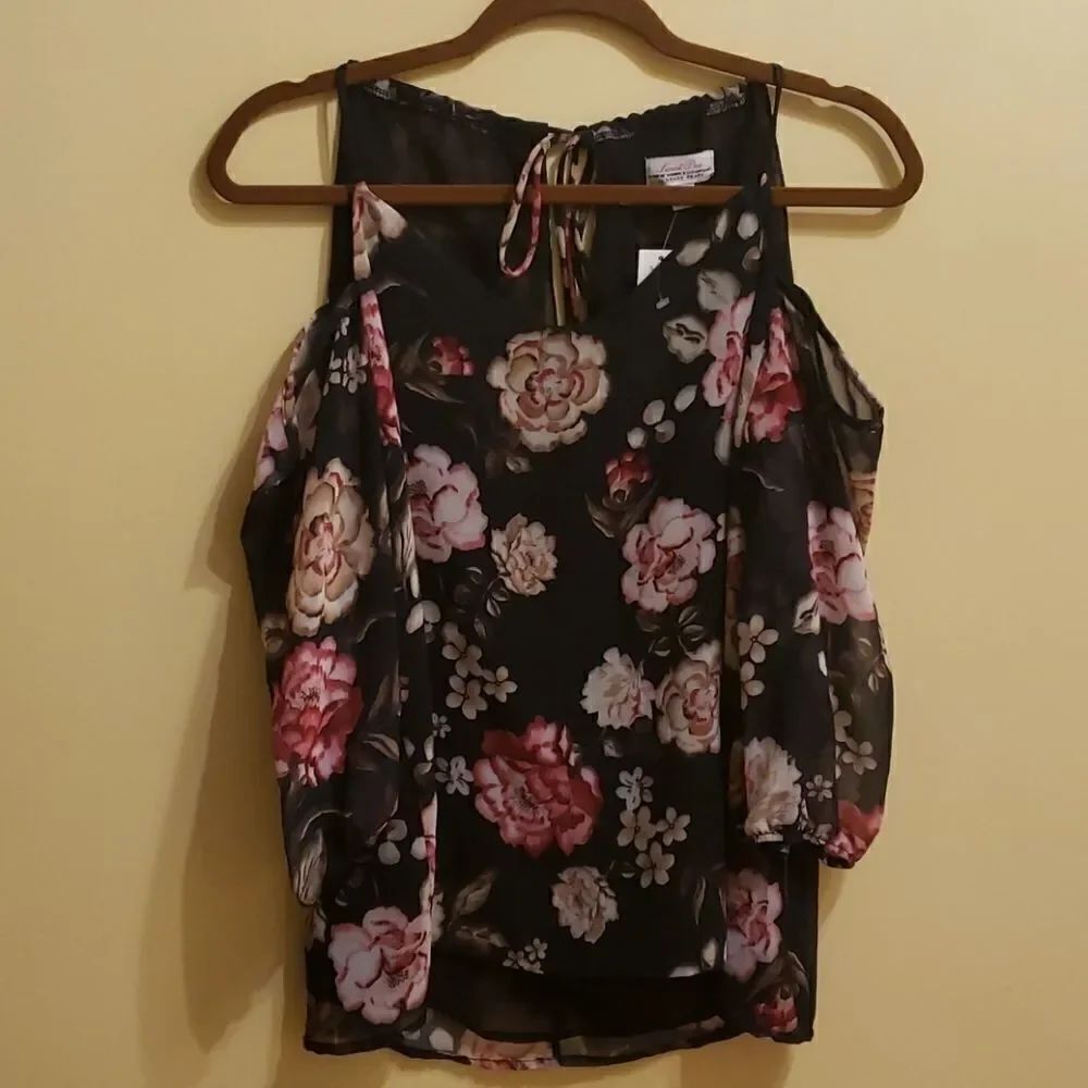 NEW York & Company blouse. Medium. Floral.
